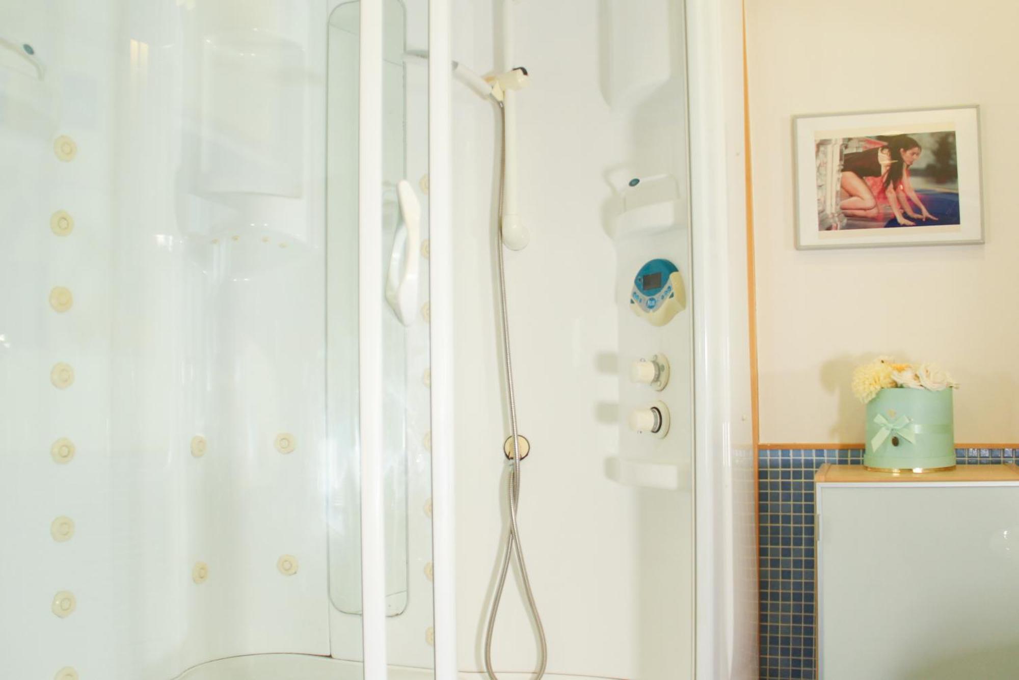 Ferienwohnung Metro Amedeo - Stanza Privata Con Vasca Idromassaggio Neapel Exterior foto