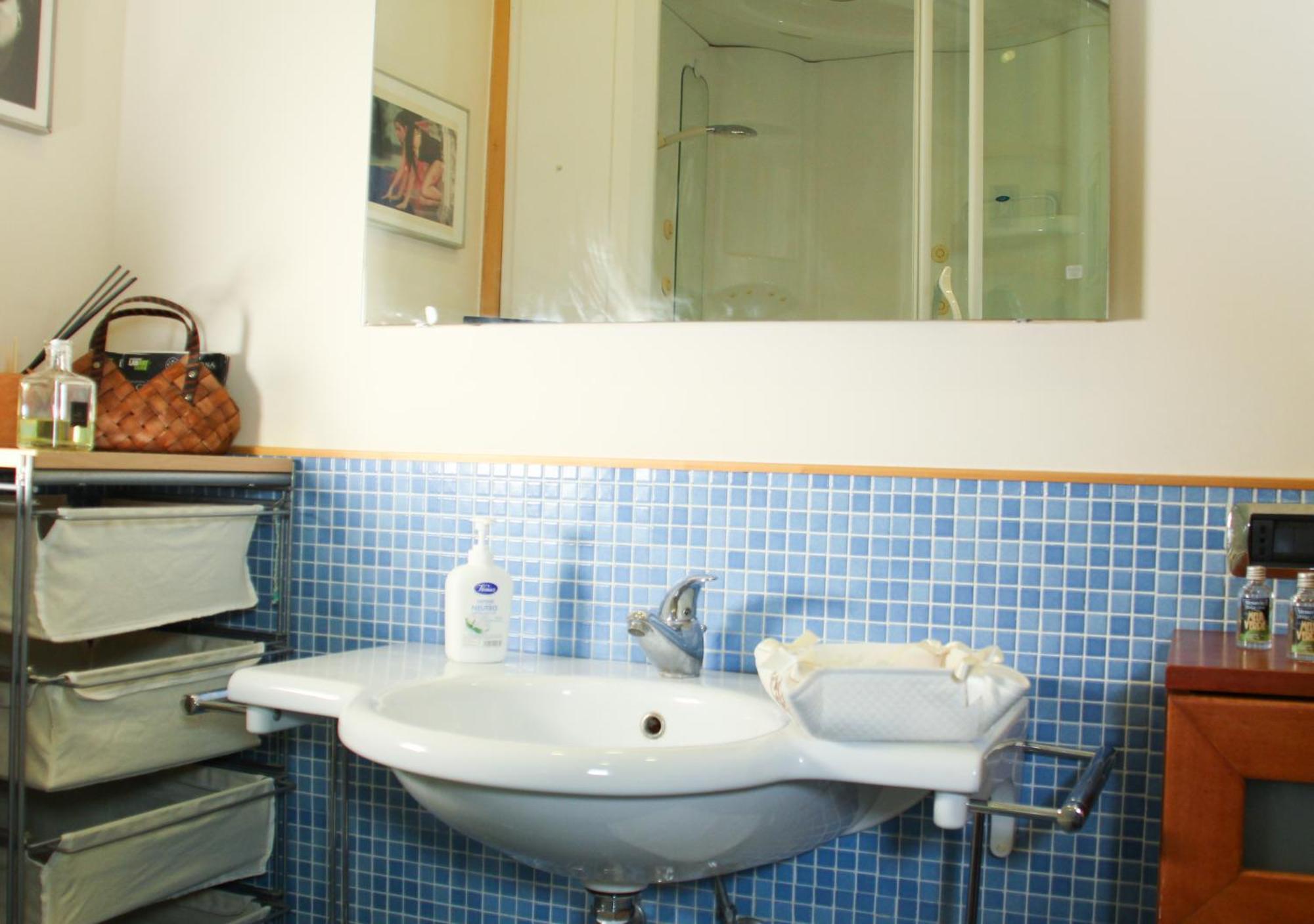 Ferienwohnung Metro Amedeo - Stanza Privata Con Vasca Idromassaggio Neapel Exterior foto